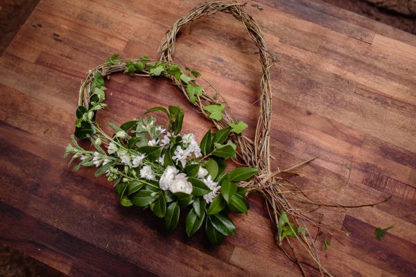 briar rose natural funeral flowers fotomaki photography 1 min گل و تاج گل: نمادهایی از زیبایی و ارزش